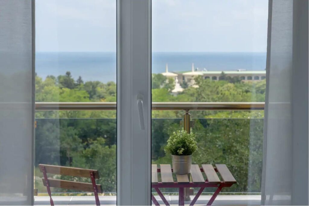 Stylish and new 1-bedroom apartment walking distance to beach, groceries and 5-Star spa resort